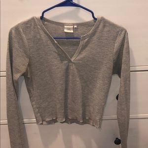 cropped V neck grey shirt